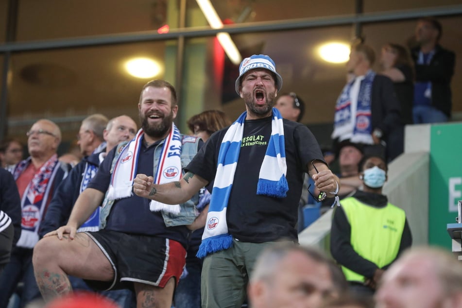 Marteria (r.) beim letzten Auftritt von Dynamo in Rostock im August 2021 - neben Jan Gorkow, dem Sänger von Feine Sahne Fischfilet.