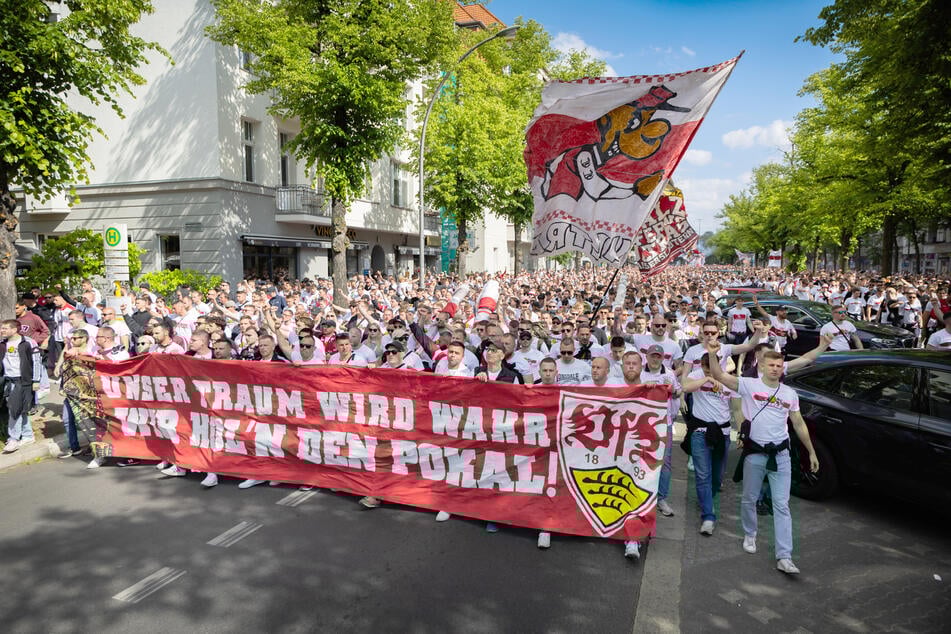 Tausende Schwaben lassen es auf Berlins Straßen mal so richtig krachen, sorgen mit lautstarken Gesängen für Gänsehaut-Atmosphäre.