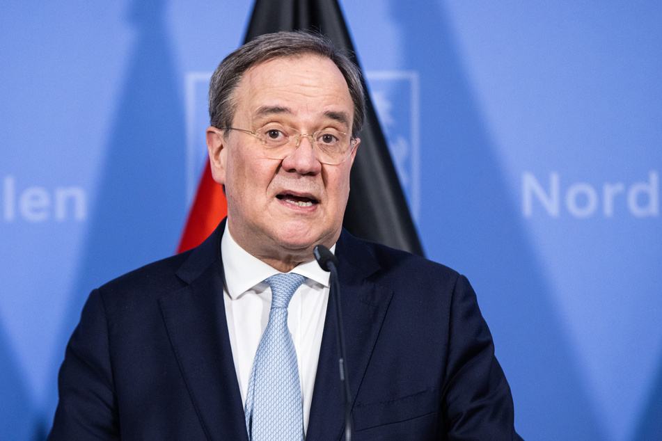 Armin Laschet (60, CDU), Ministerpräsident von Nordrhein-Westfalen, sagte am Dienstag, Deutschland müsse auf Dauer zu anderen Methoden kommen als ausschließlich Lockdowns zu verhängen. Man müsse weiterkommen mit der App, die den Zugang etwa zur Gastronomie, zu Kino und Theater ermöglicht - und sprach sich für Modellregionen aus. Mehr zu testen sei auch ein Anreiz.