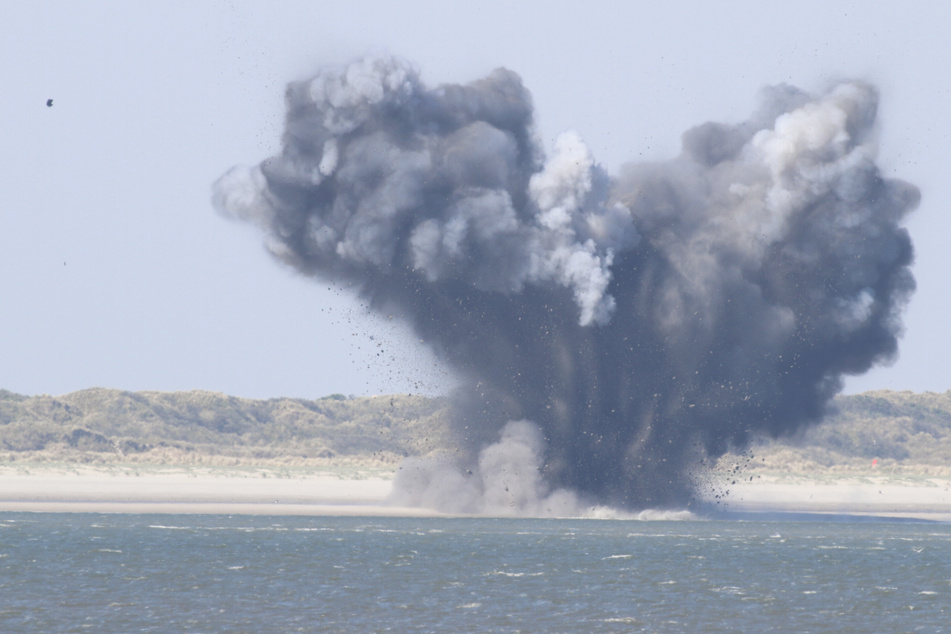 Bei der Explosion entstand eine große Rauchwolke und Trümmerteile flogen durch die Luft.