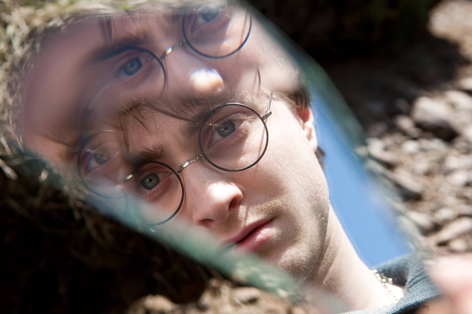 Diese Spiegelscherbe rettete Harry Potter (Daniel Radcliffe, 35) das Leben, weil er damit kommunizieren konnte.