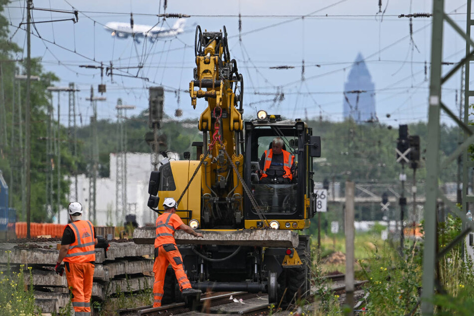 Statt Zügen fahren Baugeräte auf der ansonsten so stark befahrenen Strecke.