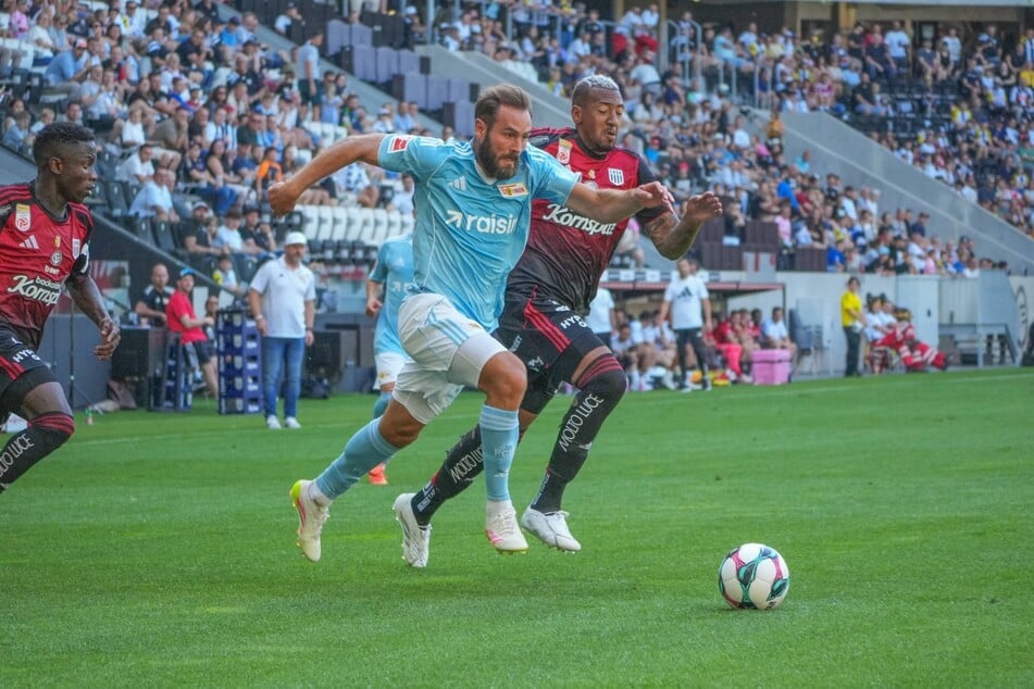 Unioner Lucas Tousart (28, l.) kämpft im Testspiel in Österreich gegen Jerome Boateng (36) um den Ball.