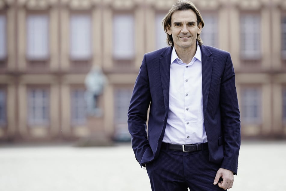 Andreas Stenger (58) steht vor dem Mannheimer Schloss. Seit dem 1. Mai ist er der neue LKA-Präsident.