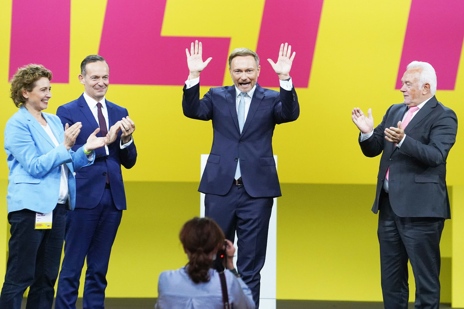 Die FDP-Parteispitze feiert sich selbst (v.l.n.r.): Nicola Beer (51), Generalsekretär Volker Wissing (51), Parteichef Christian Lindner (42) und Wolfgang Kubicki (69).