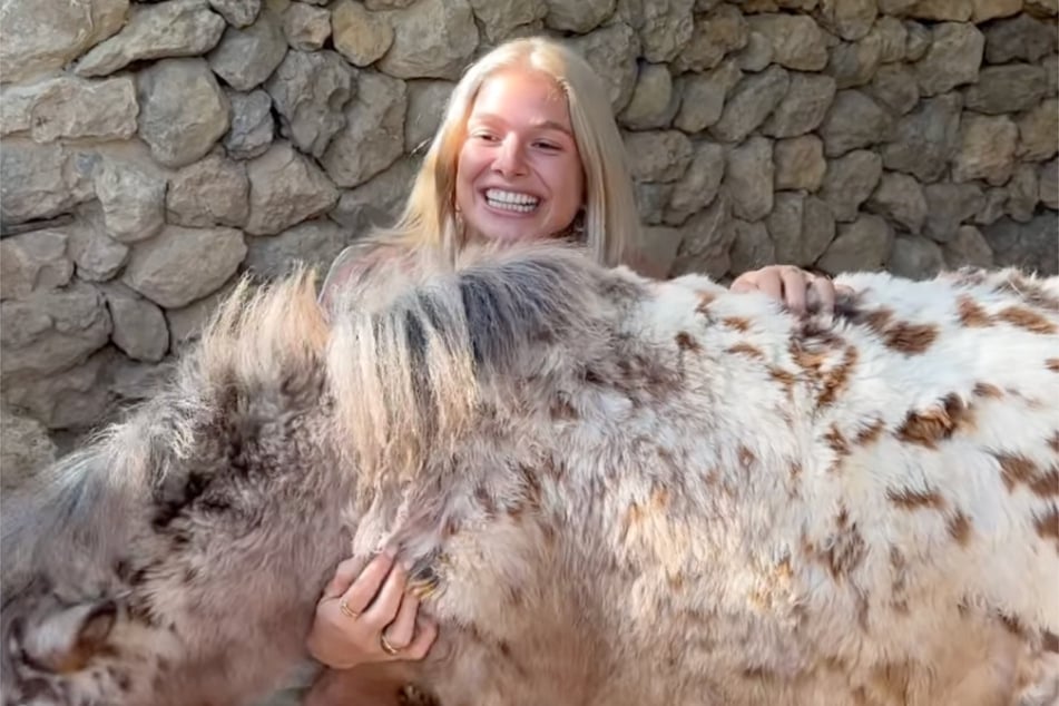 Hat ordentlich was zum Anfassen: Das TV-Sternchen herzte ein Pony über alle Maßen.