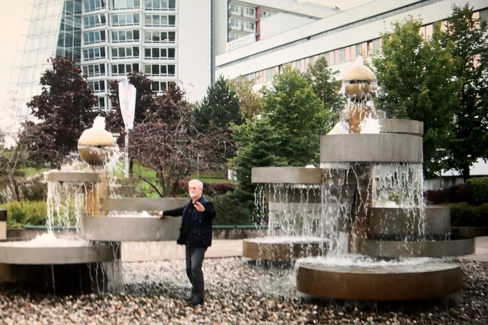 Horst Hartmann (84) bei einem Chemnitzbesuch an dem von ihm geschaffenen Wasserspiel vor dem Klinikum Chemnitz.