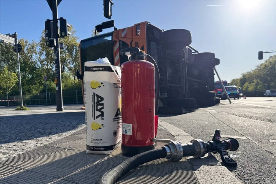 Ein Müllfahrzeug ist am Montagmorgen nach einem Unfall unweit des Brandenburger Tors umgekippt.