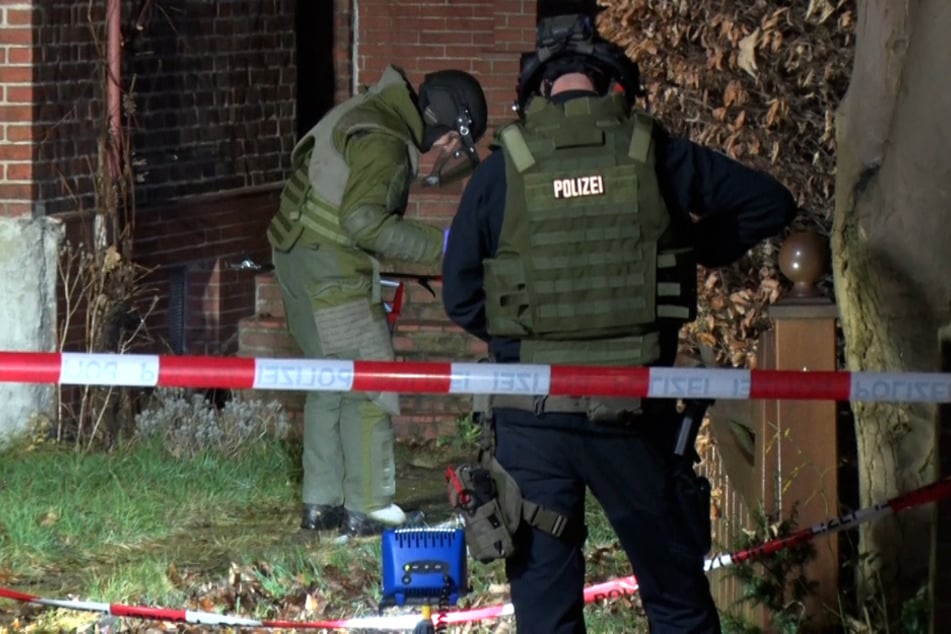 Einsatzkräfte mit Spezialausrüstung rückten nach Lurup aus - offenbar um potenziell gefährliche Gegenstände zu untersuchen.