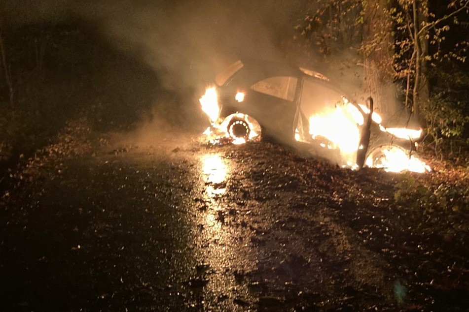 Der Opel Corsa brannte nach dem Zusammenstoß vollständig aus und musste abgeschleppt werden.