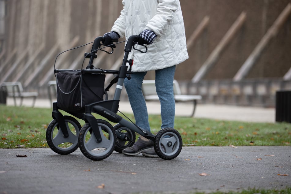 Die perfekte Tarnung: Niemand würde eine Seniorin mit Rollator unter Verdacht haben, wenn man nach einem Drogen-Dealer sucht. (Symbolbild)