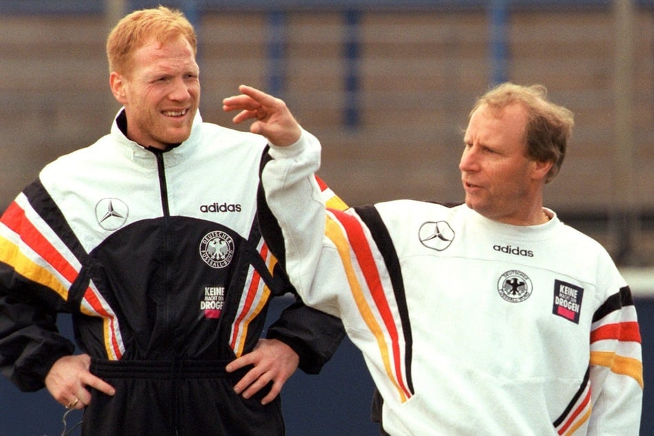 Matthias Sammer (59, l.) debütierte für den DFB unter Bundestrainer Berti Vogts (79).