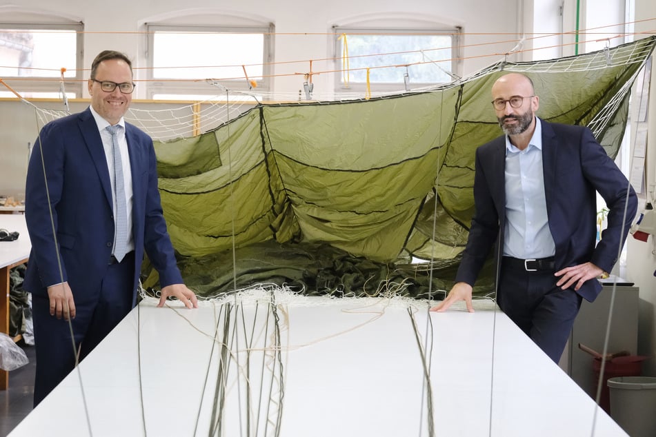 Serdar Kaya (r.), Geschäftsführer bei SPEKON in Seifhennersdorf. Er bekam am Mittwoch Besuch von Wirtschaftsminister Panter.