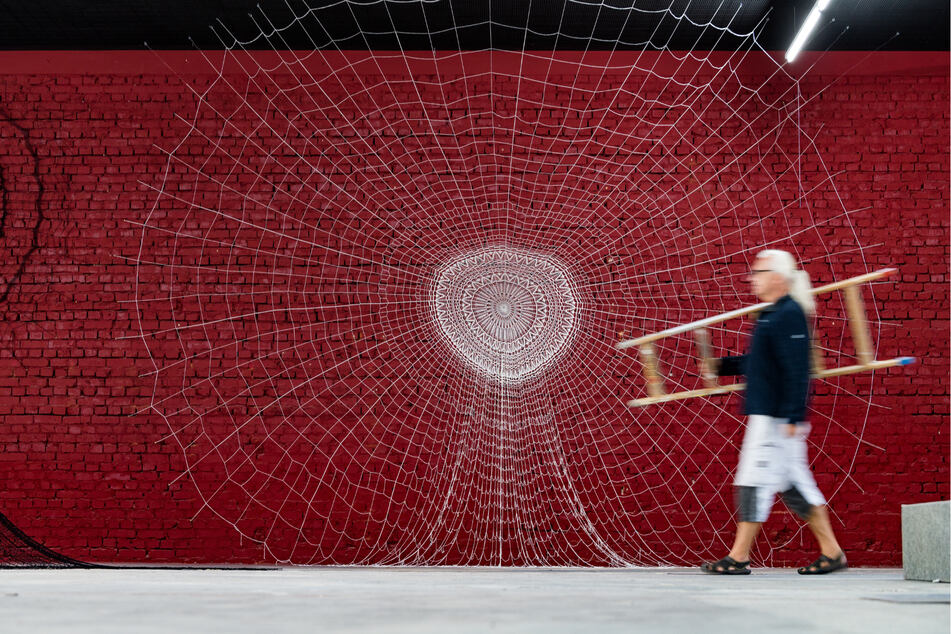 In der rototron-Kantine: Die großformatigen Häkelarbeiten "Hooked" von Šejla Kamerić erinnern an riesige Spinnennetze.