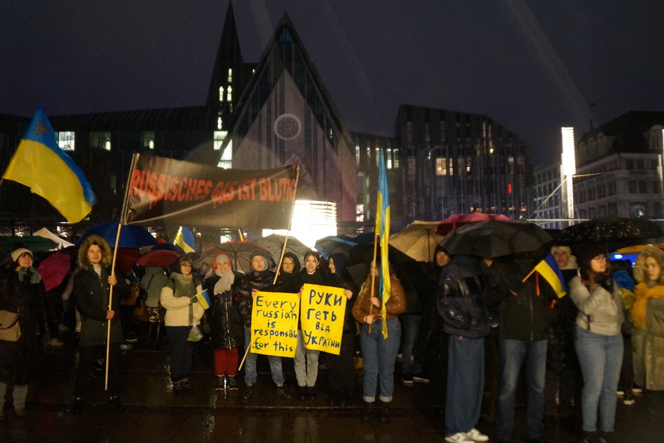 Trotz strömenden Regen sammelten sich zahlreiche Demonstranten in der Innenstadt.