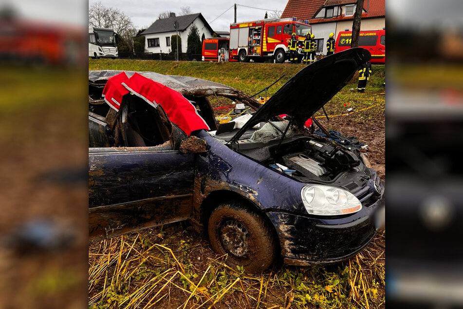 Fahrer und Beifahrerin (82) wurden dabei schwer verletzt, der Golf schwer beschädigt. Rettungskräfte brachten beide Personen ins Krankenhaus.