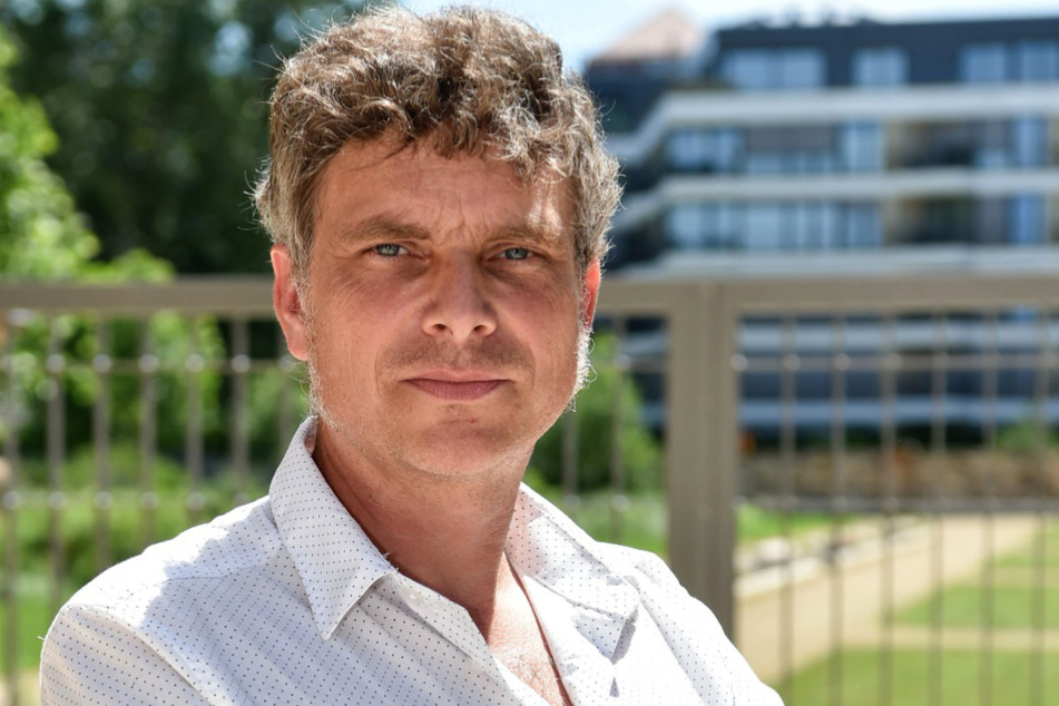 Grünen-Stadtrat Thomas Löser (49) fordert ein Tempolimit auf der Augustusbrücke.