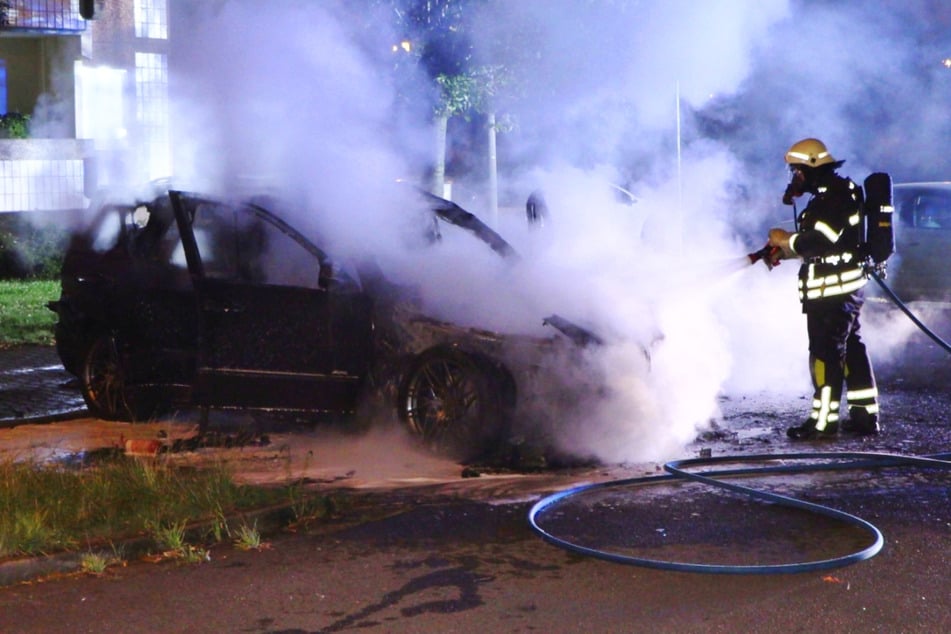 Leipzig: SUV im Leipziger Osten lichterloh in Flammen: BMW völlig zerstört