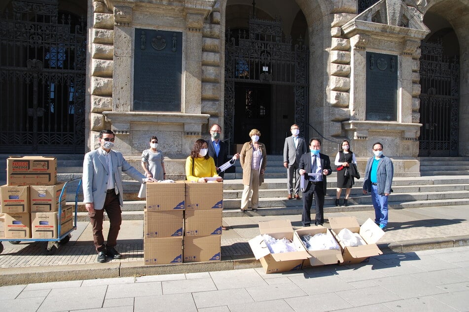 Spendenübergabe vorm Neuen Rathaus.