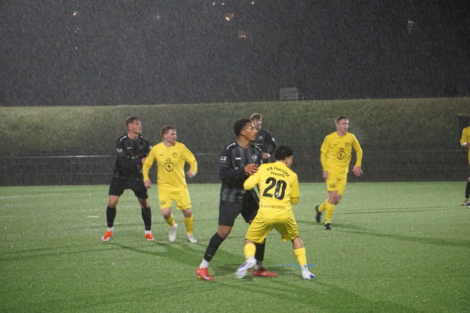 Aaron Mensah, der gegen Jena erstmals in der Startelf stand, im Duell mit VfB-Spieler Benjamin Franke (Nr. 20).