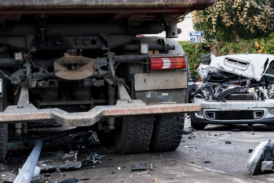 Der 61-Jährige wurde bei dem Unfall schwer verletzt, konnte noch in ein Krankenhaus gebracht werden. Dort starb er jedoch.