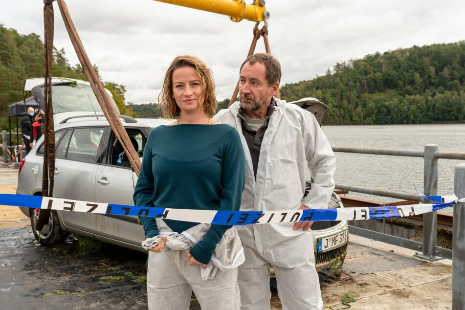 Rechtsmedizinerin Theresa Wolff (Nina Gummich, 29) und Kriminalhauptkommissar Robert Brückner (Thorsten Merten, 57) sind drezeit in Jena in Aktion.