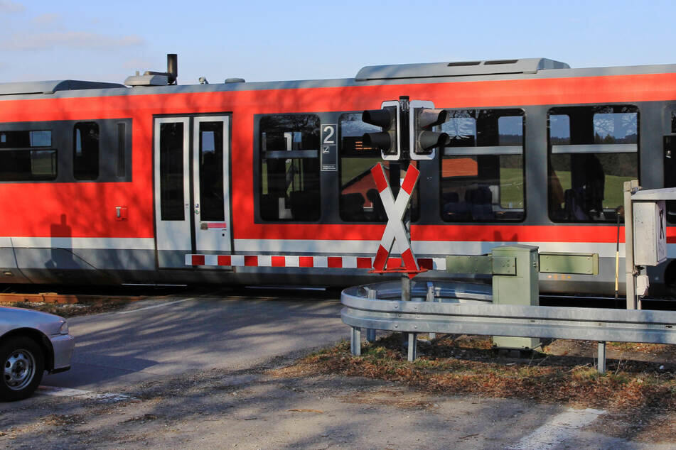 Eine Regionalbahn hat auf der Strecke zwischen München und Regensburg am späten Samstagnachmittag einen 19 Jahre alten Teenager erfasst und schwer verletzt. (Symbolbild)