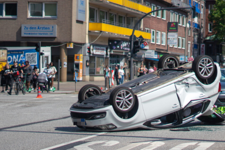 Bei dem Unfall am Wandsbeker Markt landete ein Fahrzeug auf dem Dach.