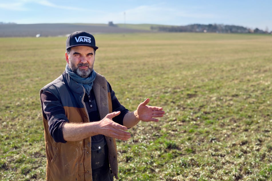 Bert Bochmann (53) zeigt, wie die Module auf seinem Feld stehen sollen.