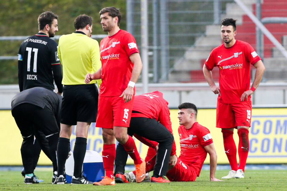 Das hohe Spielpensum macht anfälliger für Verletzungen - wie hier bei Jozo Stanic, der bei beim 0:1 gegen den 1. FC Magdeburg behandelt werden musste.