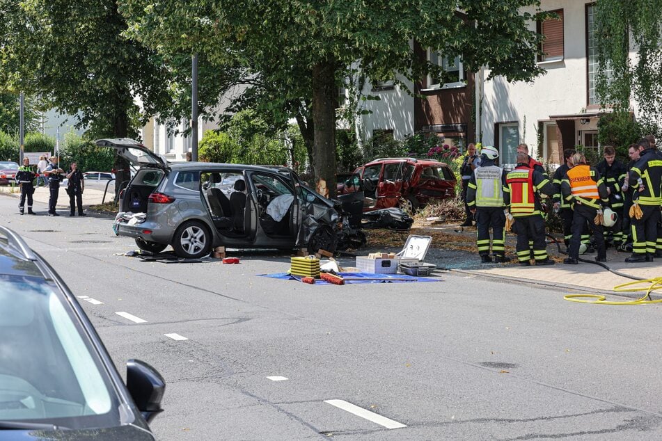 Rettungskräfte sicherten den Unfallort und sperrten dafür die Berghauser Straße komplett.