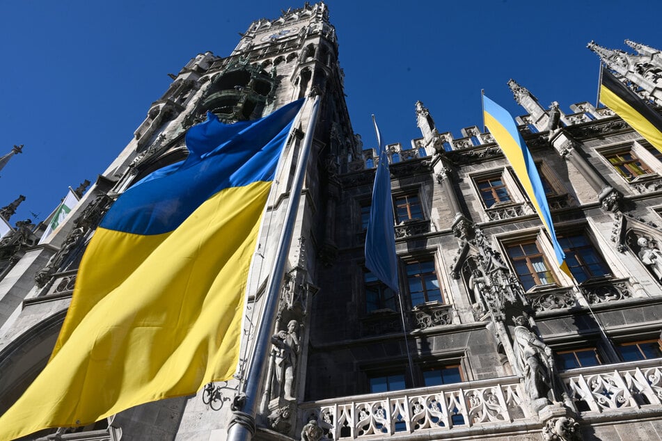Die Flagge der Ukraine weht weiterhin am Rathaus in München zum Zeichen der Solidarität mit der Partnerstadt Kyiv.