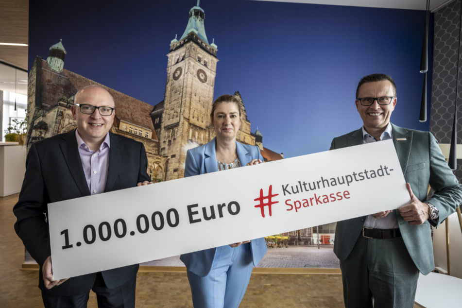 Sparkassen-Vorstand Michael Kreuzkamp (r.) macht eine Million Euro für die Kulturhauptstadt locker. OB Sven Schulze und Andrea Pier, Geschäftsführerin der Kulturhauptstadt GmbH, freut's.
