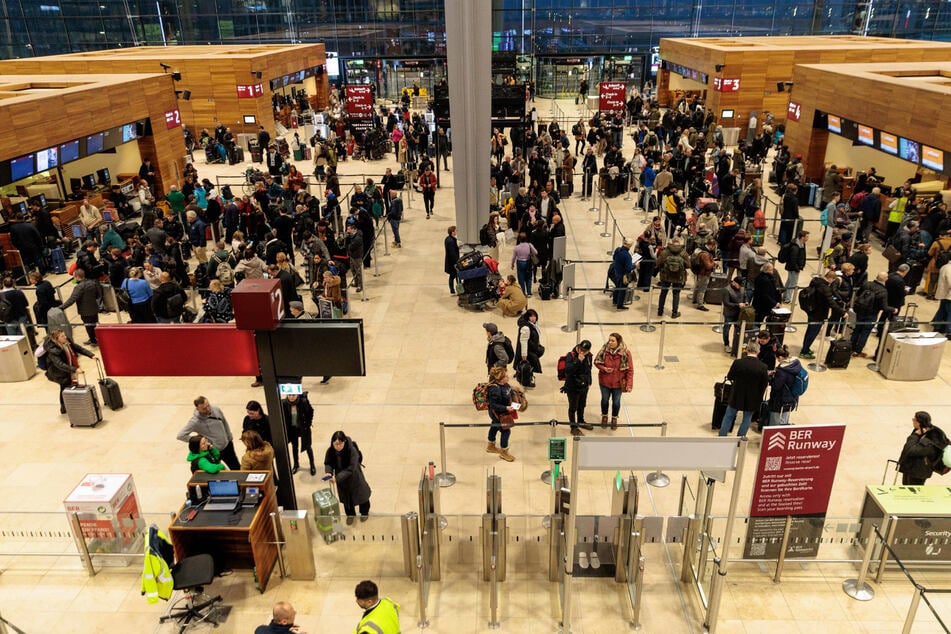 Berlin: Unbekanntes Flugobjekt: Flughafen BER stellt Betrieb ein!