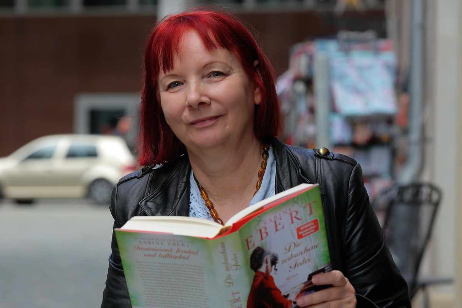 Die Bestseller-Autorin Sabine Ebert (64) wohnt und arbeitet heute in Dresden. Deutsche Geschichte wird in Eberts historischen Romanen zum spannenden Lese-Erlebnis. Die Schriftstellerin begeistert damit ein Millionenpublikum.