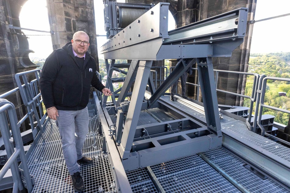 Michael Schwabe (46), Chef der Radebeuler Firma ARTTHEA, stellte die Arbeitsplattform für die Domtürme her. Hier bedient er den Kran per Hand mit einer Kurbel.