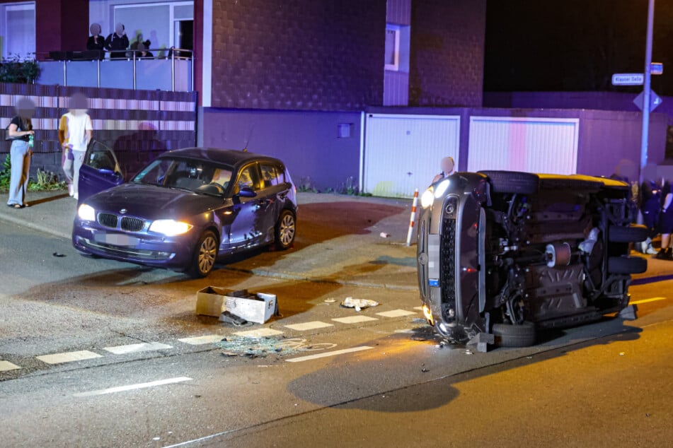 Die beiden Wagen waren in der Nacht zu Samstag auf der Klausener Straße in Remscheid zusammengekracht.