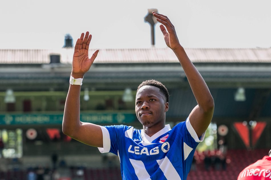 Gemischte Gefühle bei King Manu (22): Erst wird Energie Verteidiger zum Matchwinner, doch im nächsten Spiel muss er pausieren.