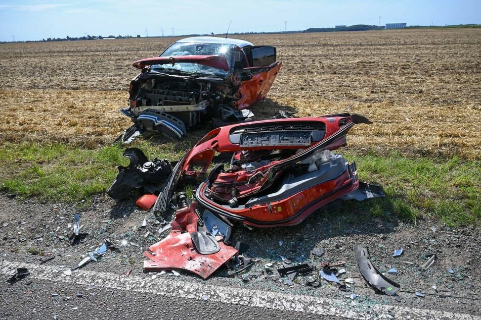 Der Citroën wurde auf ein Feld geschleudert.