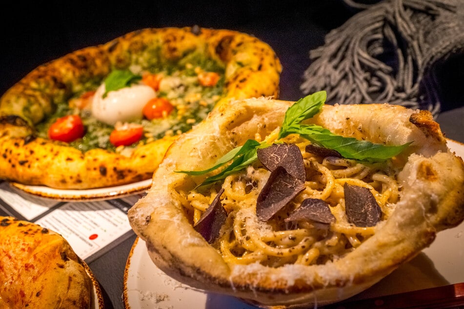 Ein Publikumsfavorit ist aktuell die Trüffelpasta in der Pizzateig-Bowl.