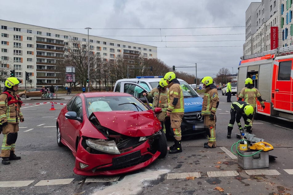 Der Streifenwagen soll bei roter Ampel mit Blaulicht und Martinshorn in die Kreuzung im Prenzlauer Berg eingefahren sein.