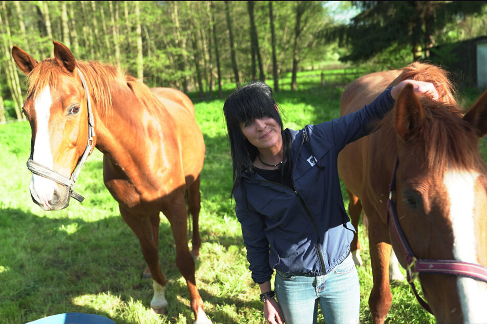 Mit ihren Pferden Lotti und Amadeo zieht Jessy Koch (33) um.