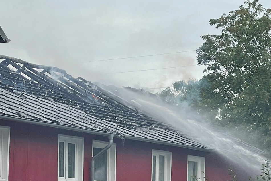 Teile des Dachstuhls inklusive der Fotovoltaikanlage sind durch den Brand eingestürzt.