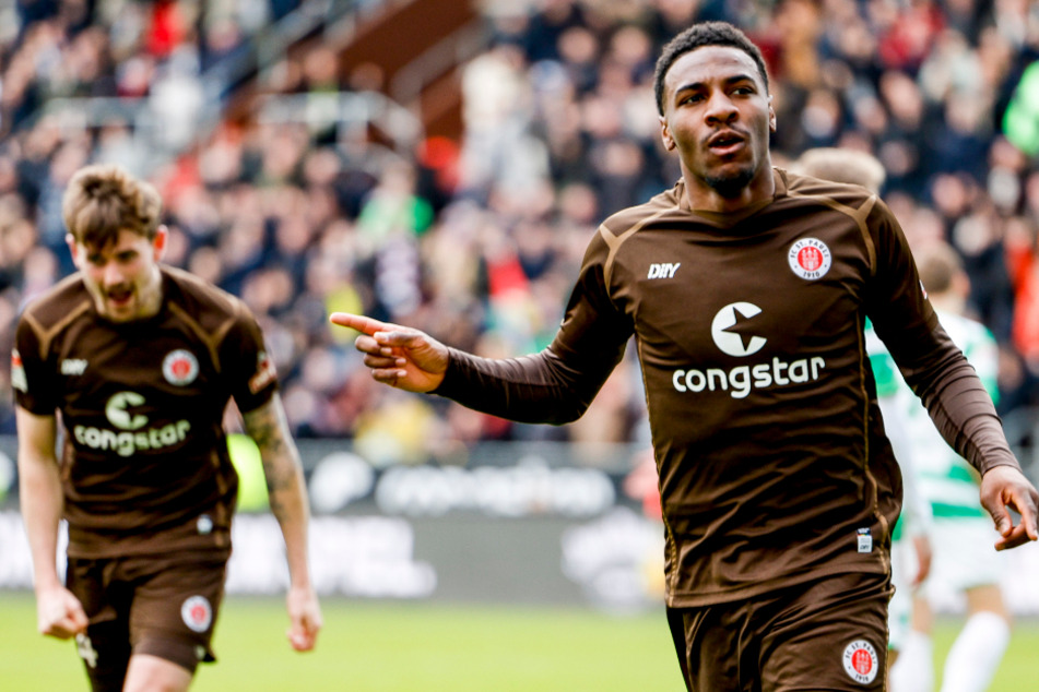 Oladapo Afolayan jubelt über seinen ersten Treffer im St.-Pauli-Dress.
