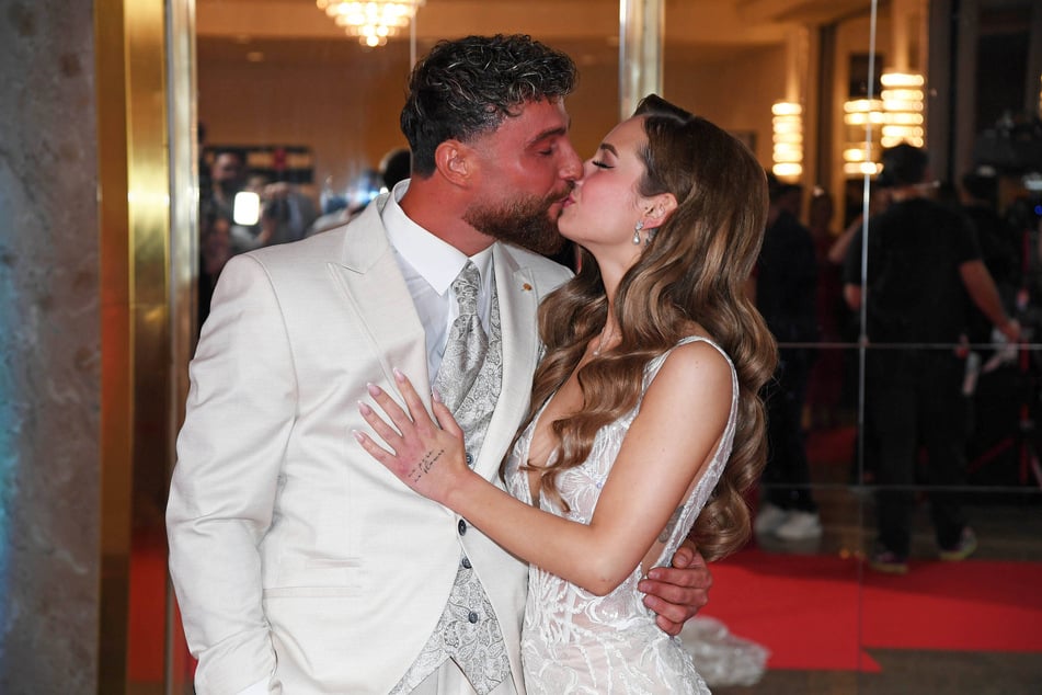 Das Paar zeigt sich sehr verliebt auf dem roten Teppich.