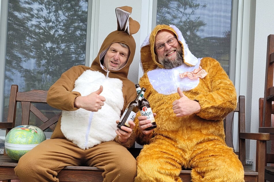 Tino Jasef (53, l.) und Uwe Jacob (52) vom Verein "Übigauer Insel" verkleiden sich am Sonnabend als Osterhasen.