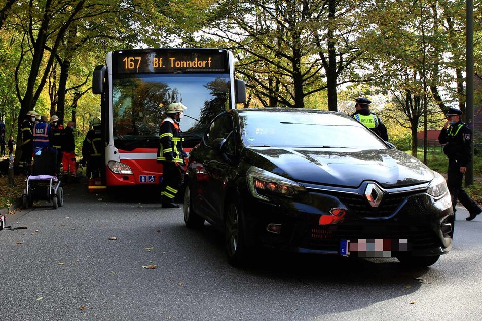 Elf Verletzte! Linienbus kracht in bremsendes Auto
