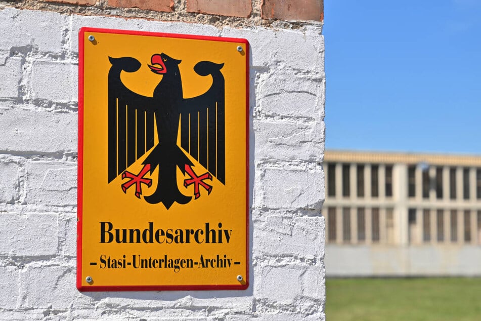 Im Stasi-Archiv Frankfurt (Oder) findet zurzeit eine Ausstellung über die Bespitzelung in den Fußballstadien der DDR statt. (Archivfoto)