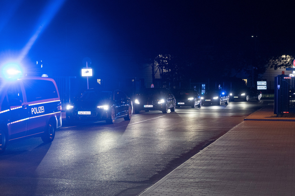 Ein Convoi mit Einsatzfahrzeugen der Polizei, Limousinen und gepanzerten Fahrzeugen verlässt das Gelände des Flughafen Schönefeld. Der ukrainische Präsident Selenskyj ist erstmals seit dem russischen Angriff auf die Ukraine anlässlich der Verleihung des Karlspreises in Deutschland eingetroffen.
