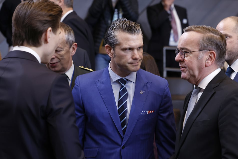 US-Verteidigungsminister Pete Hegseth (45, m.) spricht am Montag mit dem deutschen Verteidigungsminister Boris Pistorius (65, SPD, r.). (Archivfoto)